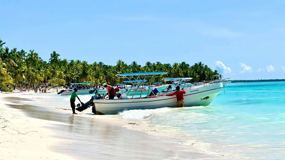 Lancha a Isla Saona en la orilla de Bayahibe